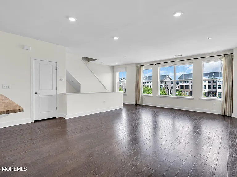 54 Midway Rd S — Photo 10