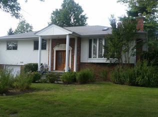 235 Robby Ln, New Hyde Park, NY 11040