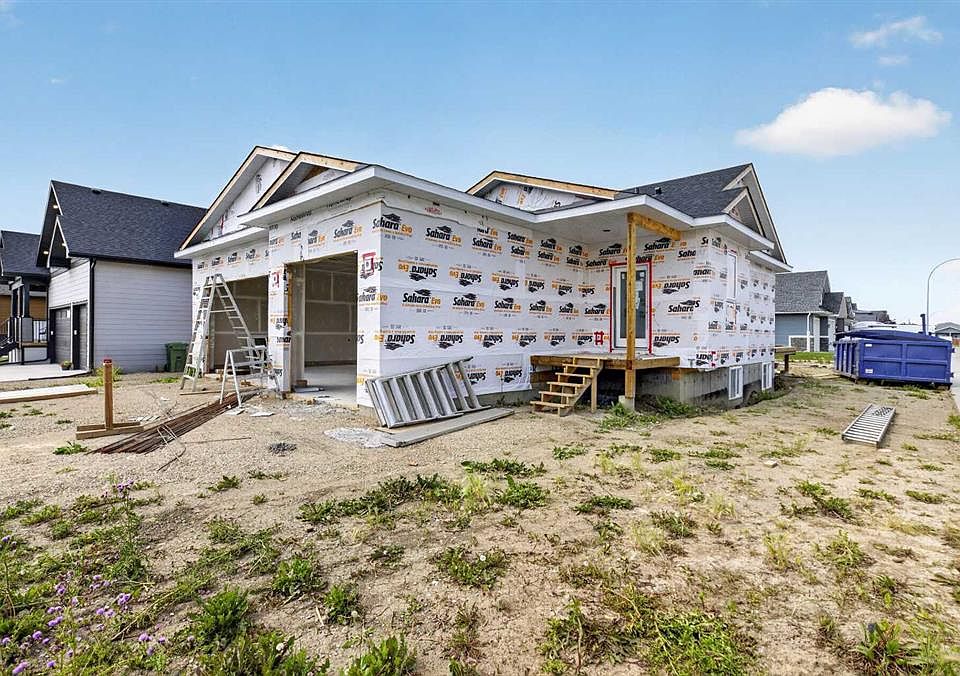 1st image of 38 S Viceroy Cres