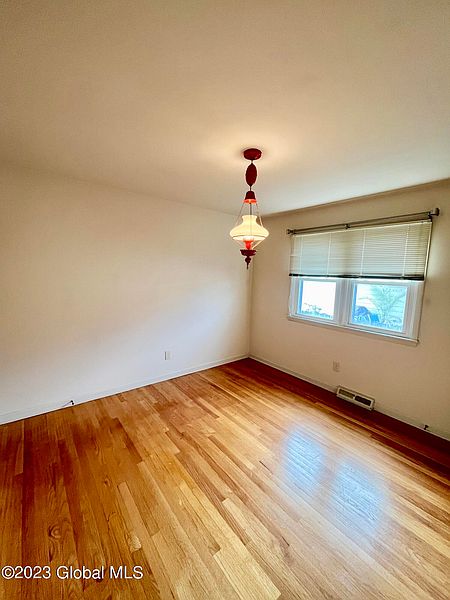 5th image of 33 Lockrow Boulevard