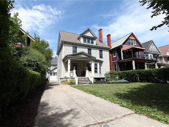 3rd image of 200 Woodward Ave