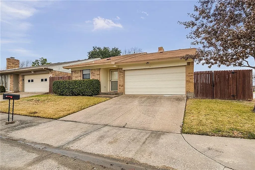3 bed, 1694 sqft, $2,422 — Photo 1