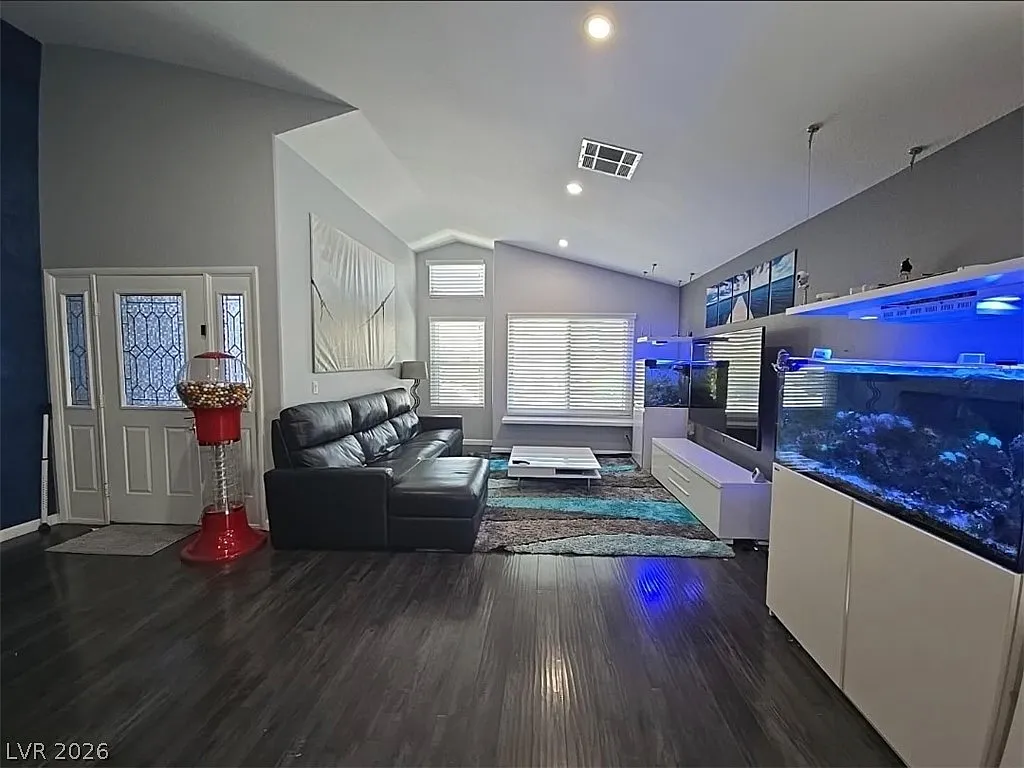 3 bed, 2.0 bath, 2038 sqft, $3,500 — Photo 2