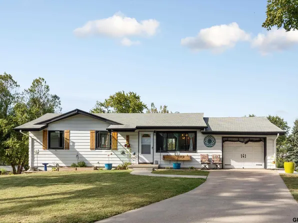 442 Highland Dr, Gretna, NE 68028