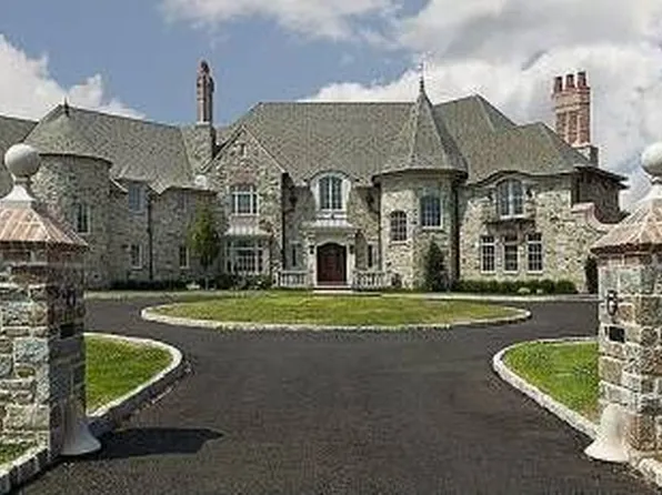 8 Woodland Rd, Newtown, PA 18940