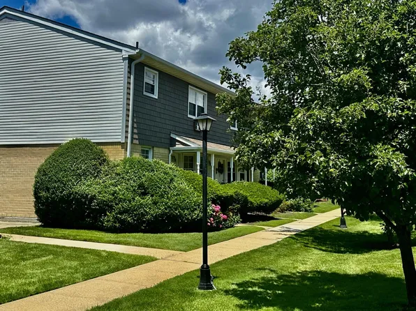 3922 Wilshire Lane #H, Oakdale, NY 11796