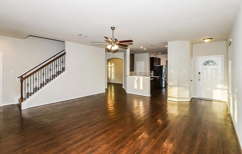 4 bed, 3.0 bath, 2500 sqft, $2,450 — Photo 4