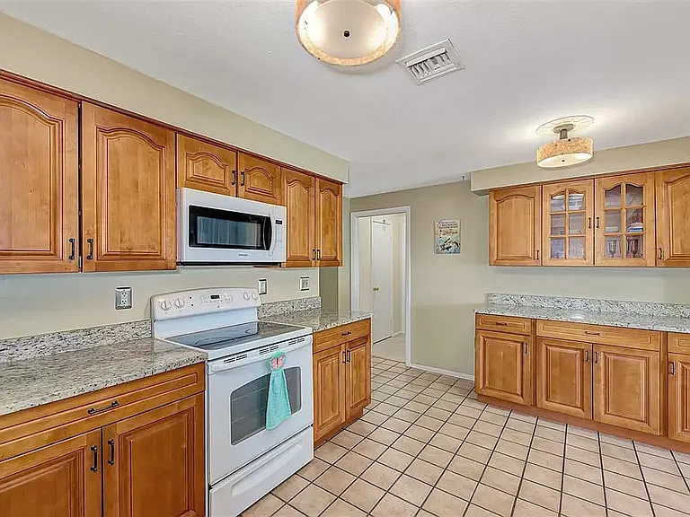 1329 Nantucket Rd — Photo 32