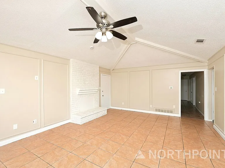 1315 Drury Dr — Photo 2