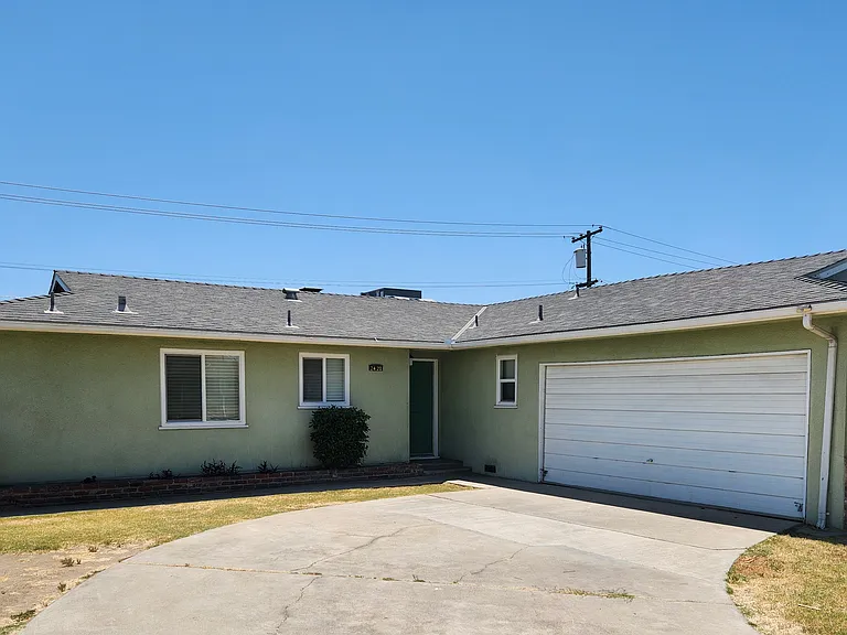2420 E Pontiac Way — Photo 2
