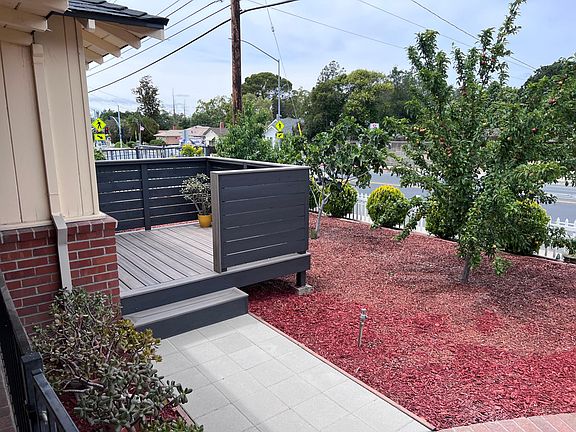 Entrance, front yard, street parking