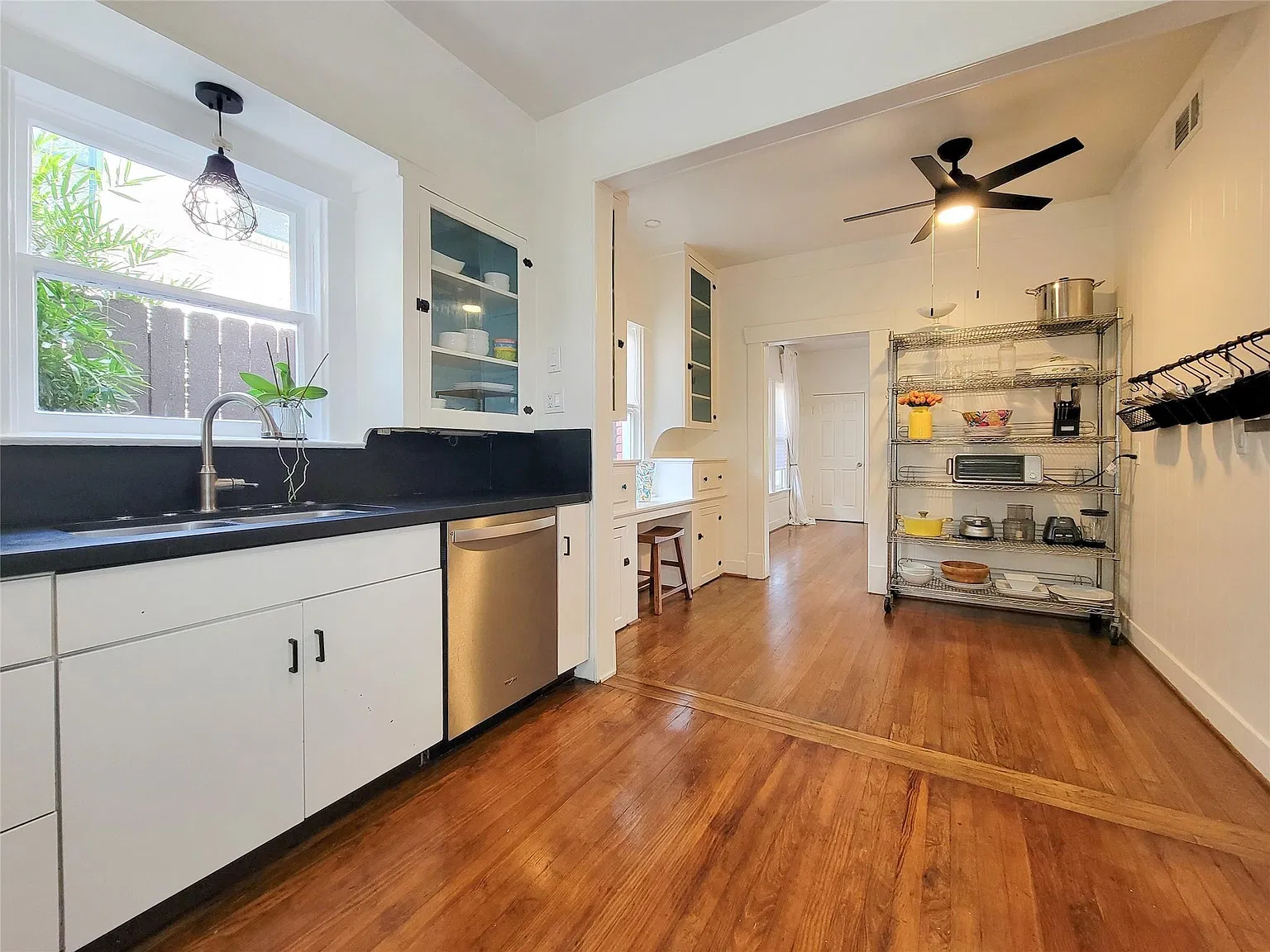 2 bed, 1.0 bath, 1440 sqft, $2,500 — Photo 2