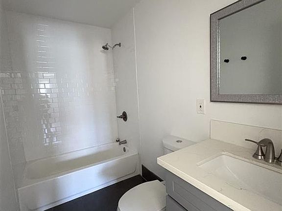 4th image of 445 Rose Ave #455-04