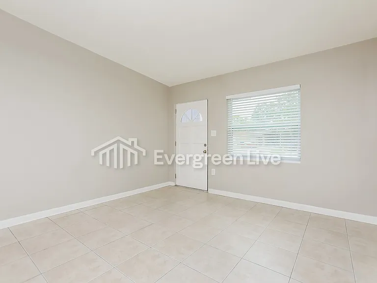 918 Hacienda Ct — Photo 3
