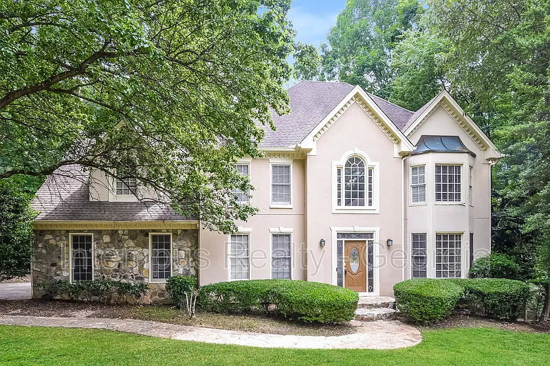 6 bed, 5.0 bath, 4900 sqft, $3,500 — Photo 1