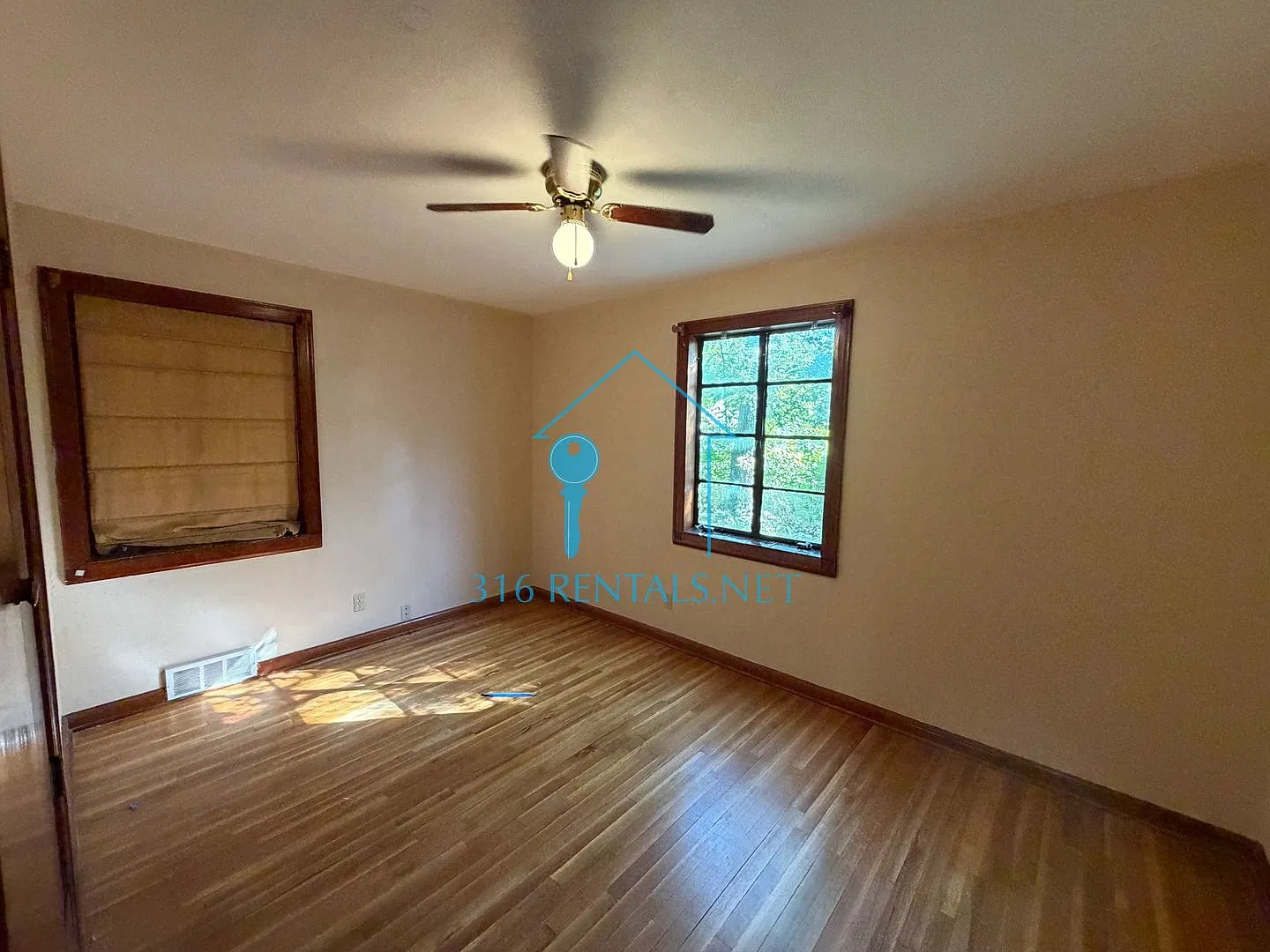 $1550 - 4 bed 2 bath - Single Family Home — Photo 3