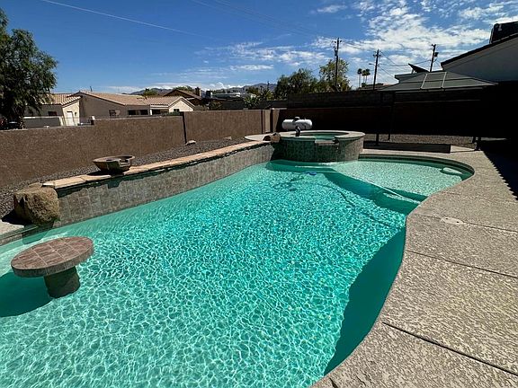 2nd image of 2461 Fremont Dr