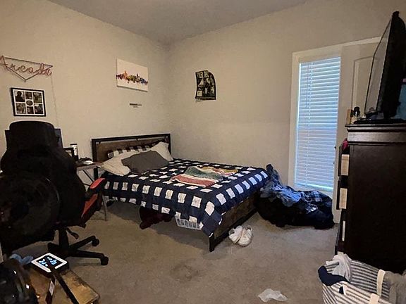 4th image of 535 Woodcock Rd