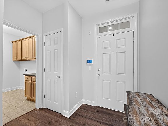 3rd image of 8955 Rosalyn Glen Rd