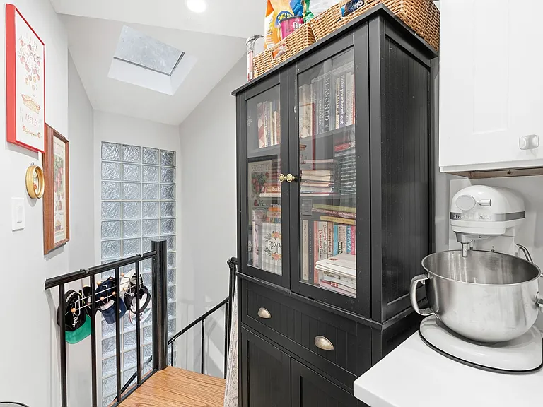 1421 N Dearborn St — Photo 133