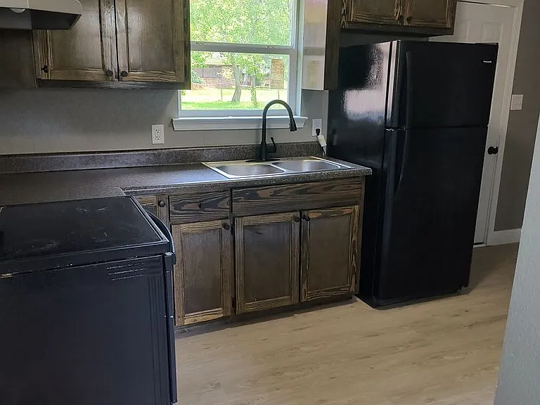 4428 Pine St — Photo 3