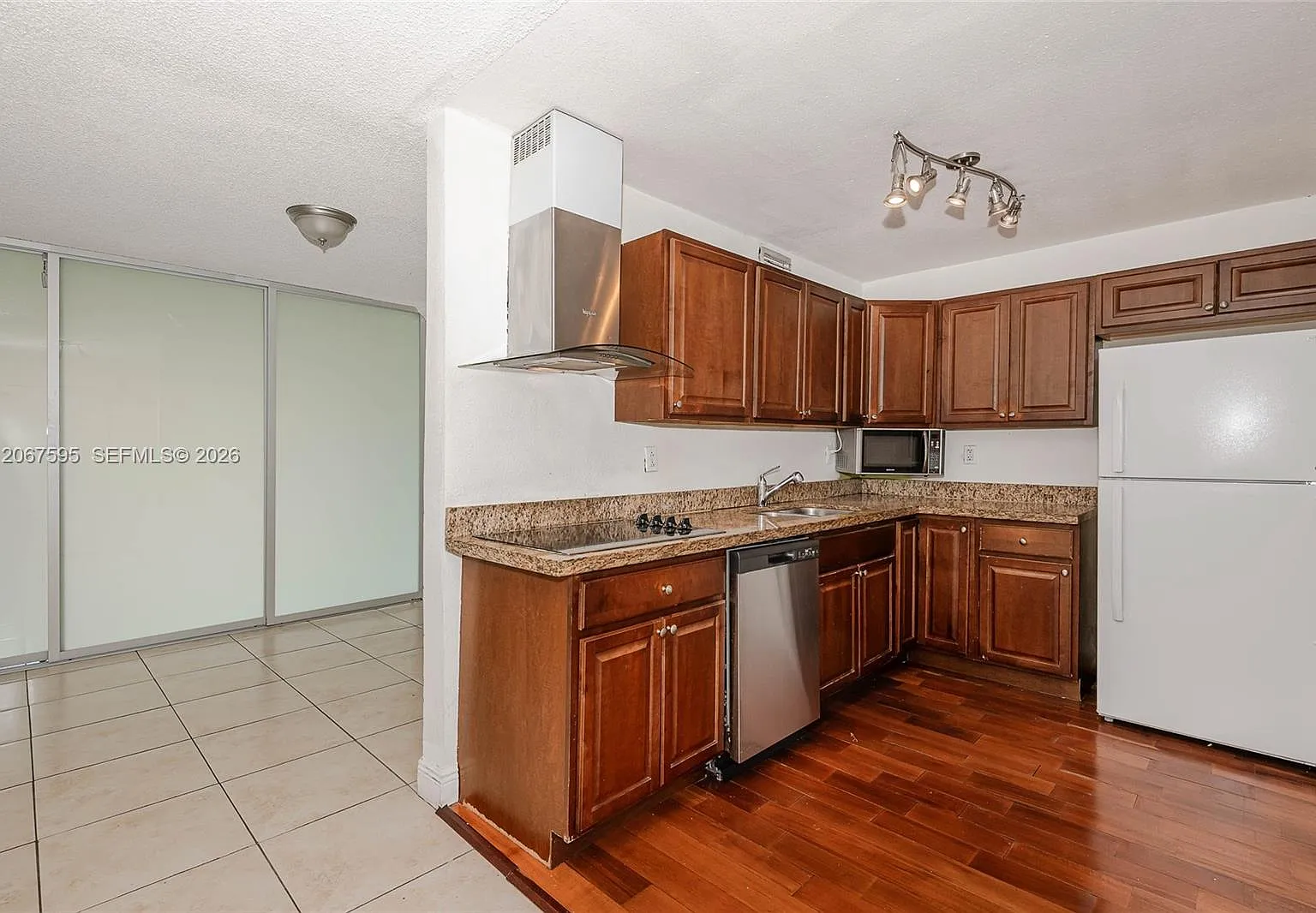 Bayview Palms Condo — Photo 1
