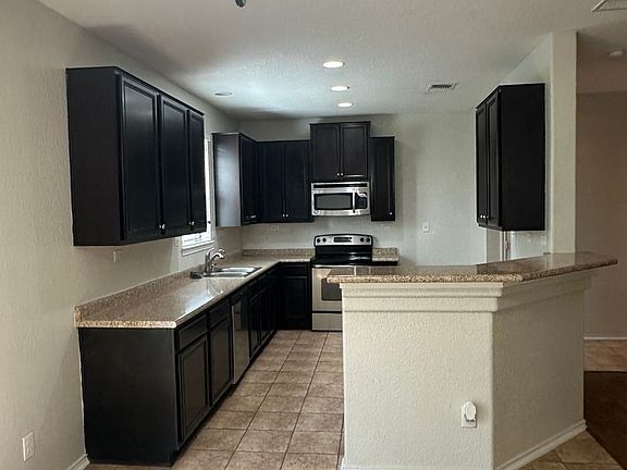 4th image of 914 Spello Cir
