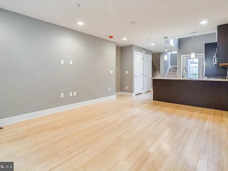 133 E Allen St — Photo 4