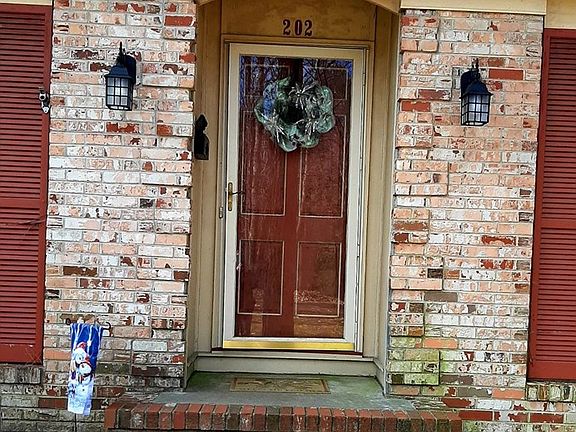 2nd image of 202 E York Dr