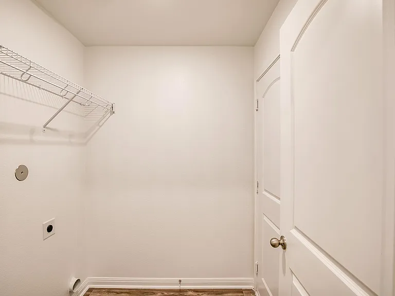 617 Riverdale Dr — Photo 3