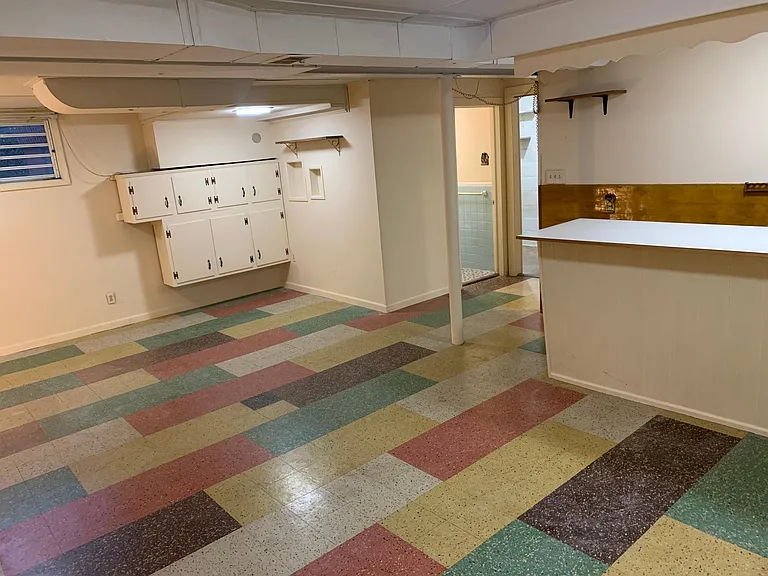 basement with bar
