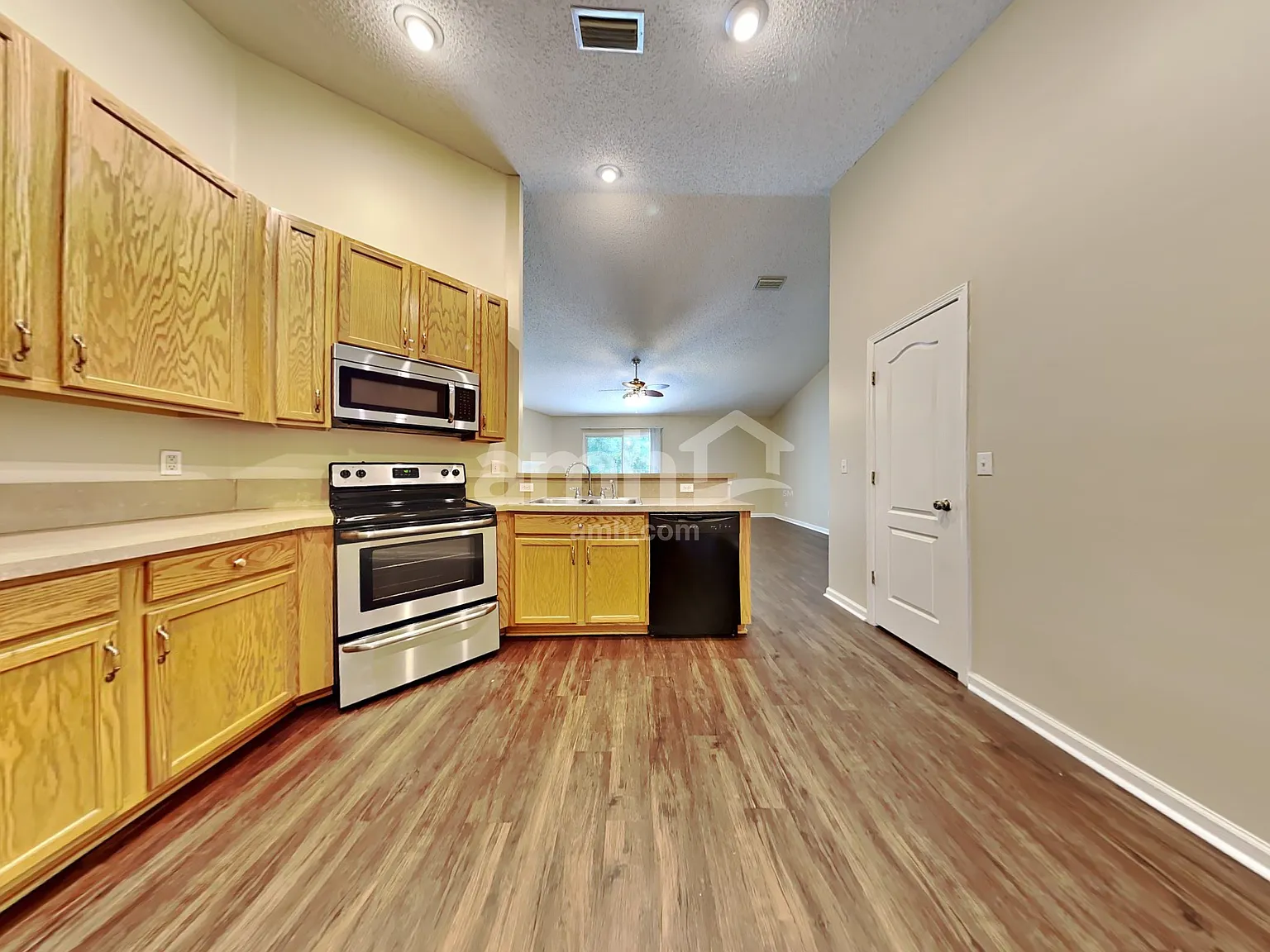 3 bed, 2.0 bath, 1932 sqft, $2,090 — Photo 4