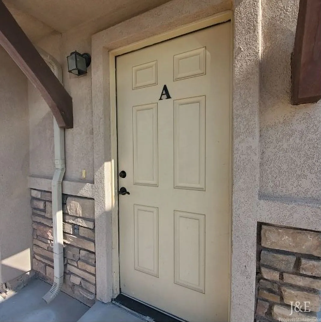 Pet Friendly Townhome with Mountain View — Photo 2