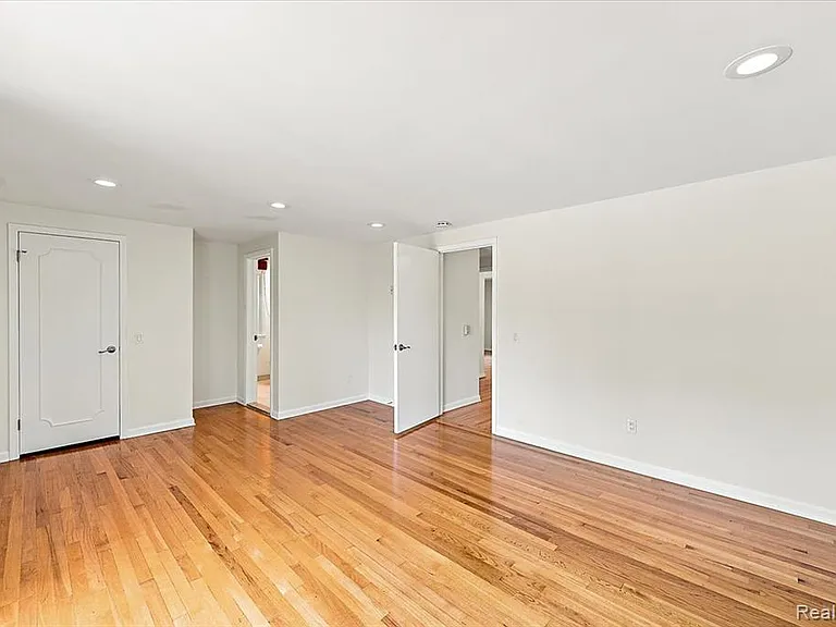 980 Sandhurst Rd — Photo 29