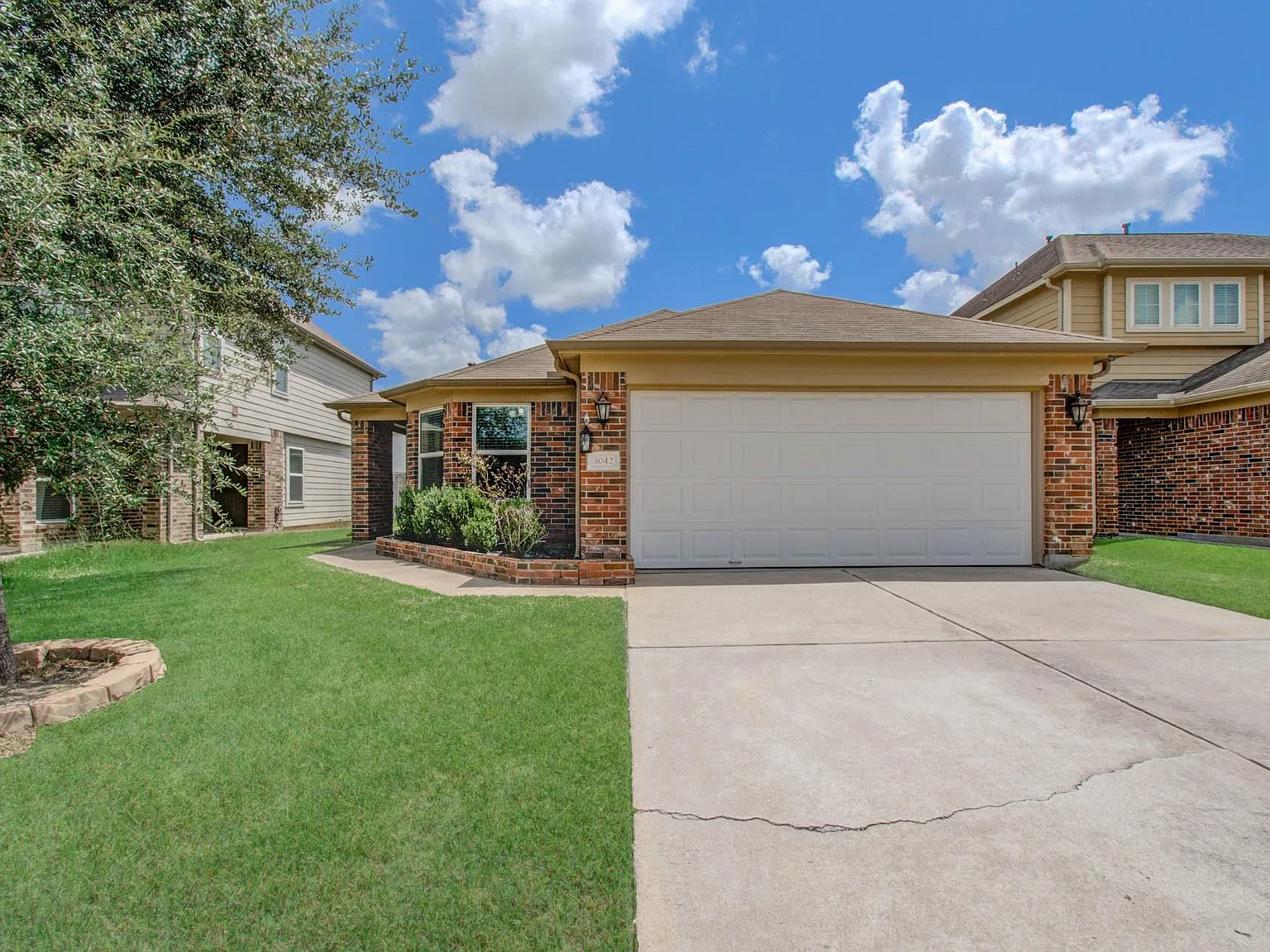3 bed, 2.0 bath, 1754 sqft, $2,050 — Photo 2