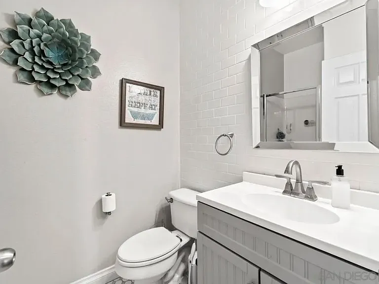 1729 Mendota St — Photo 11