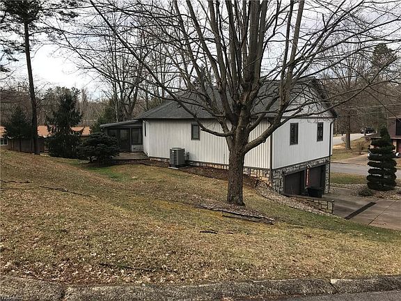 3rd image of 215 Wellesley Dr