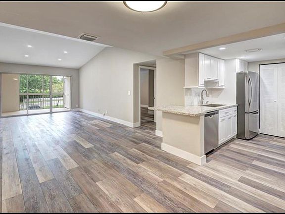 5th image of 9811 Westview Drive #924