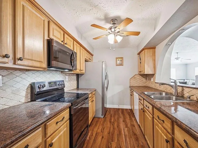 16147 New Field Dr — Photo 4