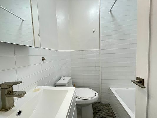5th image of 975 Washington Ave #B1