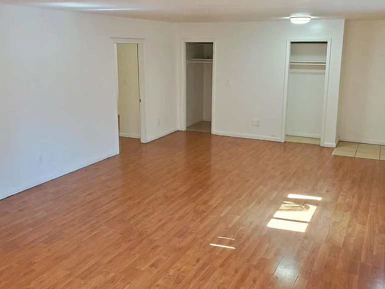 1932 Meadow Dr #3 — Photo 1