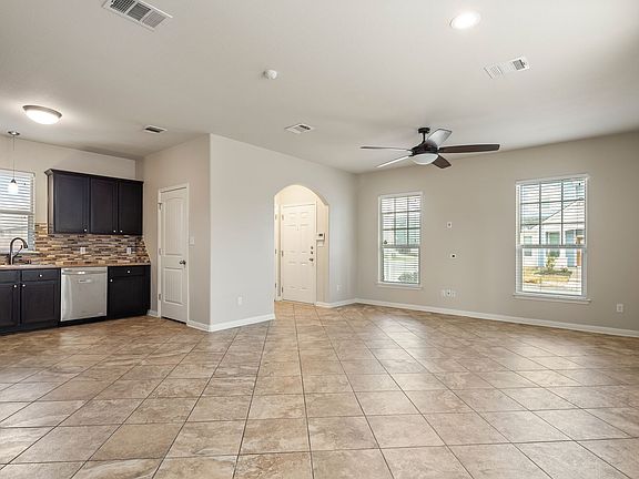 5th image of 102 Preston Trl