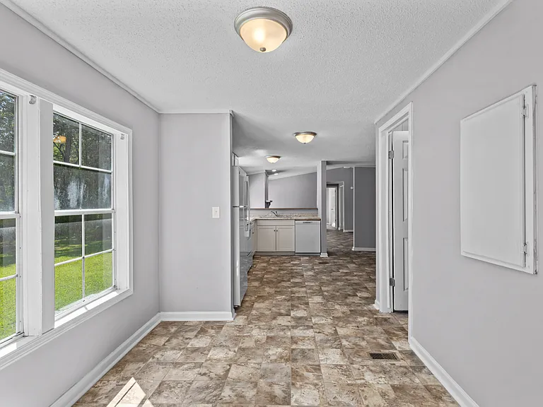 1133 Pickett Rd — Photo 6