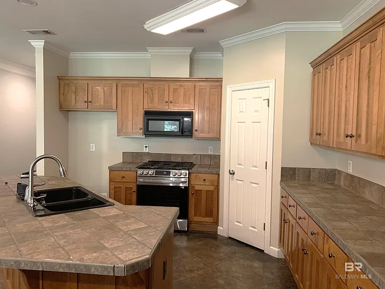 1000 Wesley Ave — Photo 6