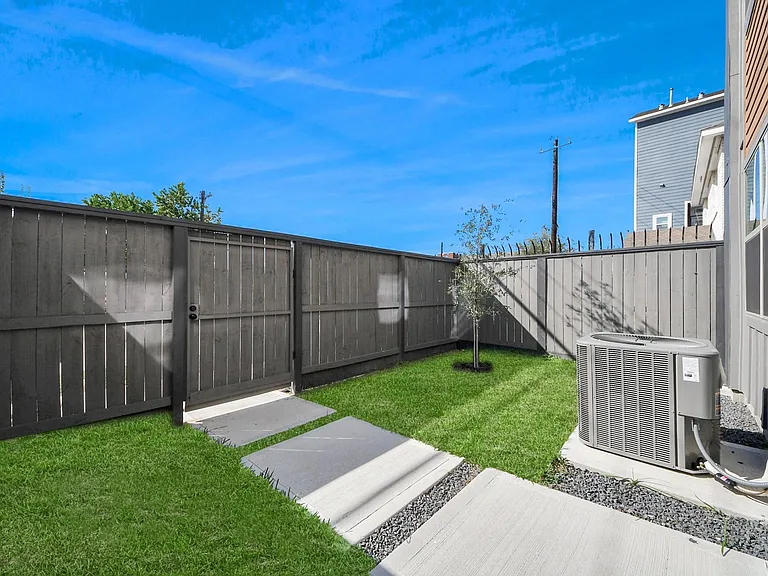 2524 Live Oak St — Photo 50