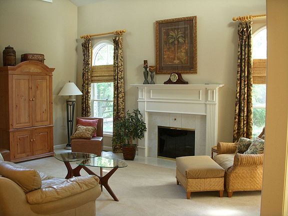 2 story Great room w/wet bar