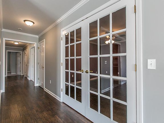 5th image of 662 Forest Glen Cir