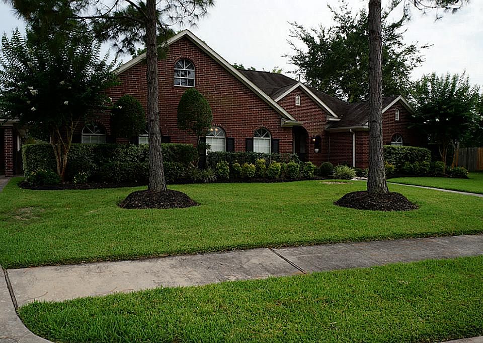 1st image of 900 White Pine Dr