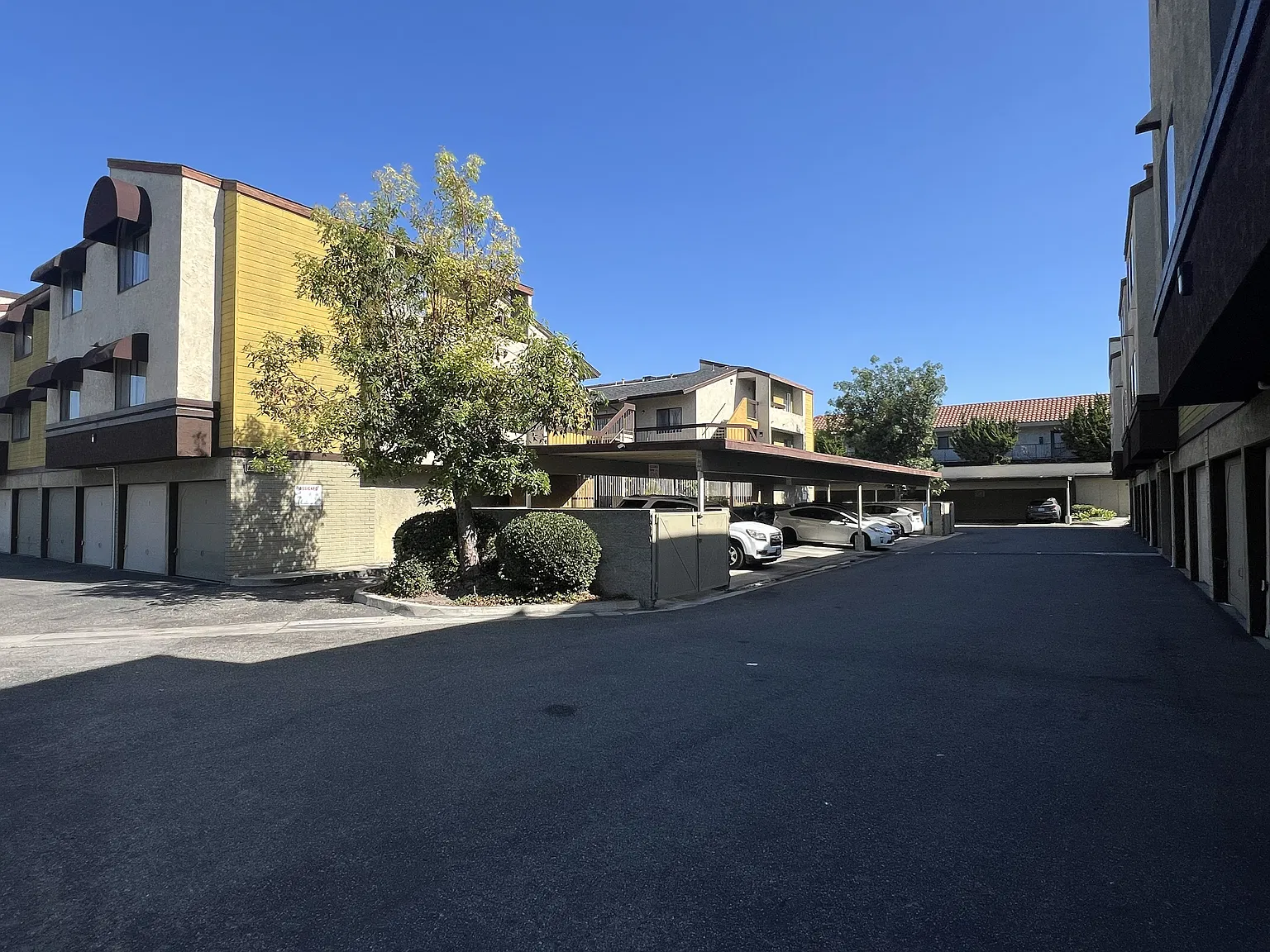 Lincoln Court Apartments — Photo 2
