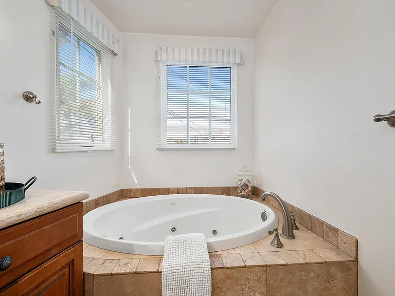 255 La Paloma — Photo 33